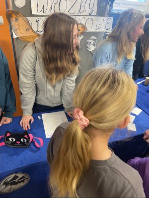 Uczennice z klasy 7 na stanowisku z wr&oacute;żbami. 