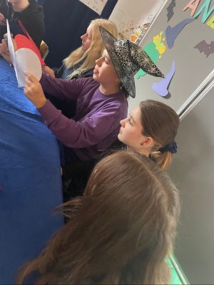  Uczennice z klasy 7 na stanowisku z wr&oacute;żbami. 