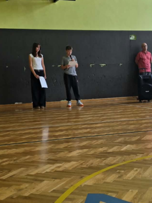 Uczniowie informujący o tym, jak ważne jest dbanie o planetę.