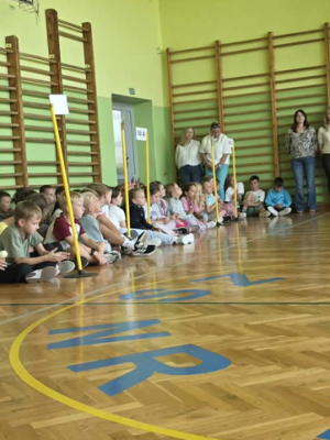 Pani Dyrektor przypominająca uczniom zasady bezpieczeństwa.