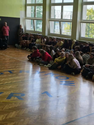 Społeczność szkolna biorąca udział w apelu.