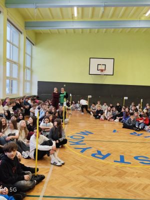 Uczniowie zgromadzeni na apelu.