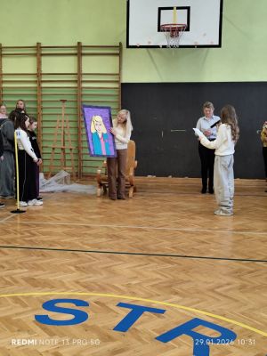 Przewodnicząca Rady Samorządu Uczniowskiego odczytuje tekst listu. 