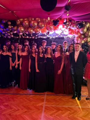 Uczniowie klasy 8a wraz z wychowawcami.