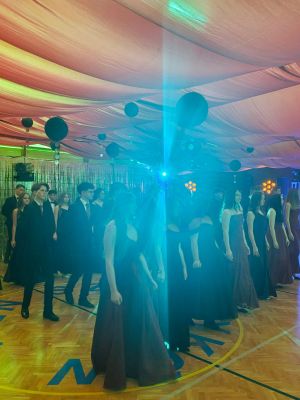 Uczniowie &oacute;smych klas w tańcu.