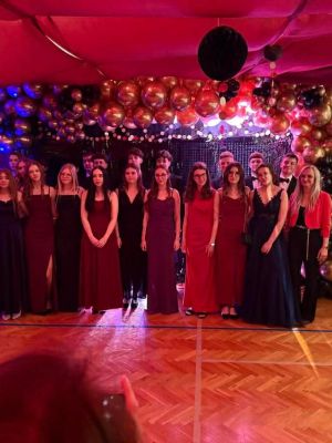 Uczniowie klasy 8b wraz z wychowawcami.