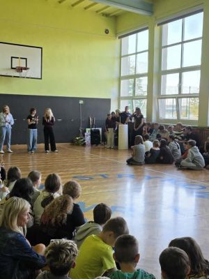 przewodnicząca oraz zastępca przewodniczącej samorządu uczniowskiego podczas apelu