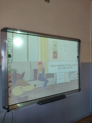 oglądanie filmu edukacyjnego o bezpiecznym internecie