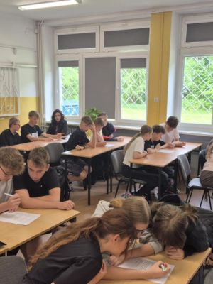 Uczniowie piszący test sprawdzający wiedzę z zakresu pierwszej pomocy i zasad ochrony przeciwpożarowej. Uczniowie piszący test sprawdzający wiedzę z zakresu pierwszej pomocy i zasad ochrony przeciwpożarowej.