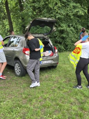 Założenie kamizelki odblaskowej , to jeden z elementów do wykonania podczas zadania. Założenie kamizelki odblaskowej , to jeden z elementów do wykonania podczas zadania.