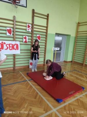 Uczeń klasy 7a wykonuje resuscytację krążeniowo-oddechową. 