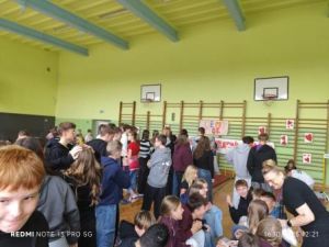 Uczniowie rozmawiają ze sobą dzieląc się uwagami i spostrzeżeniami. 