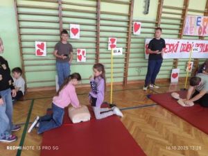 Dzieci z klasy 3a przeprowadzają akcję resuscytacji krążeniowo-oddechowej.