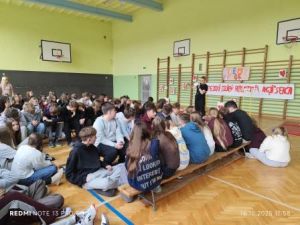 Uczniowie słuchają wyjaśnień dotyczących przebiegu akcji. 