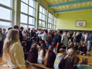 Uczniowie rozmawiają ze sobą dzieląc się uwagami i spostrzeżeniami. 