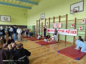 Uczniowie przeprowadzają akcję resuscytacji krążeniowo-oddechowej. 