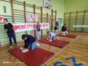 Uczniowie przeprowadzają akcję resuscytacji krążeniowo-oddechowej. 