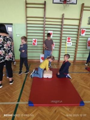 Dzieci z klasy 3a przeprowadzają akcję resuscytacji krążeniowo-oddechowej. 