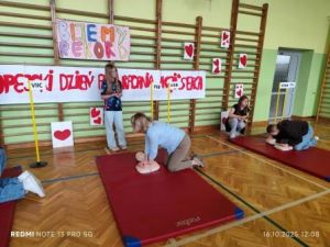 Pani dyrektor szkoły ćwiczy wraz z uczniami.