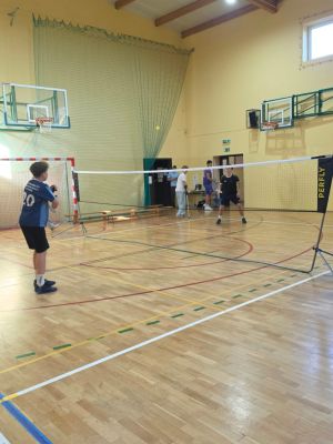 Dawid w sportowej rywalizacji z zawodnikiem ze SP nr 1 w Strykowie.