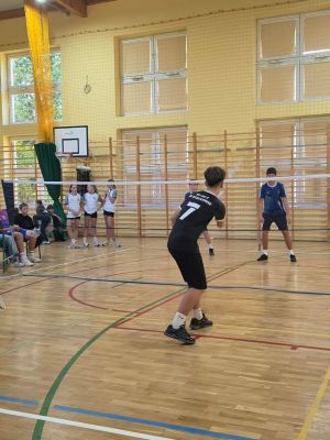 Gra deblowa naszych zawodnik&oacute;w z rywalami ze SP nr 1 w Strykowie.