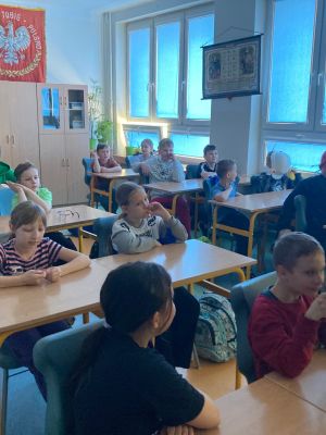 Uczniowie przymierzają hełmy ochronne Uczniowie przymierzają hełmy ochronne