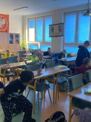 Trzecioklasiści ćwiczą tzw. pozycję szeroką. Trzecioklasiści ćwiczą tzw. pozycję szeroką.