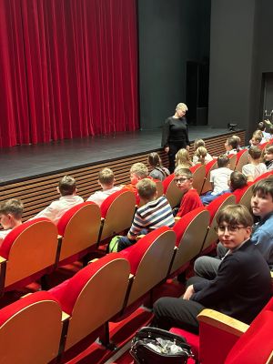 Uczniowie klas czwartych na widowni teatru.