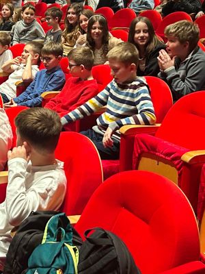 Uczniowie klas czwartych na widowni teatru.
