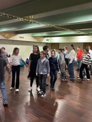 Uczniowie klas czwartych na warsztatach teatralnych.