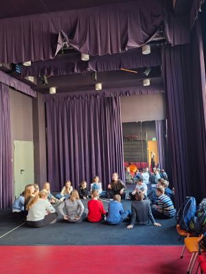 Uczniowie klas czwartych na warsztatach teatralnych.