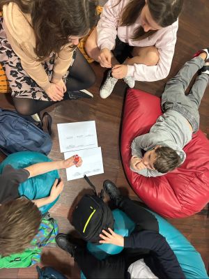 Uczniowie klas czwartych na warsztatach teatralnych.