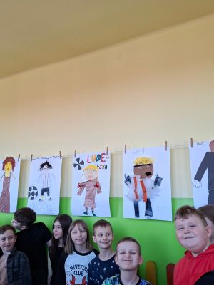 Uczniowie klasy IVb prezentują bohater&oacute;w  Mikołajka