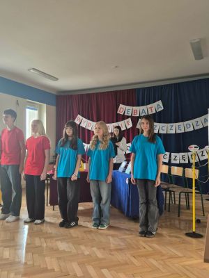 Drużyna Abasador&oacute;w edukacji ekonomicznej w rozpoczynającej się debacie.