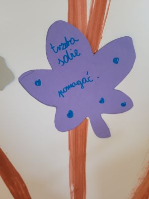 kolorowe liście z hasłami przygotowane przez uczni&oacute;w