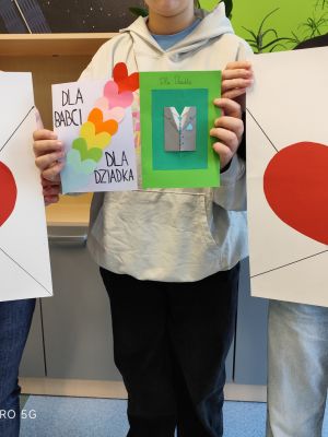 Kartki z życzeniami od uczni&oacute;w dla podopiecznych Domu Dziennego Pobytu w Zgierzu.