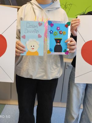 Kartki z życzeniami od uczni&oacute;w dla podopiecznych Domu Dziennego Pobytu w Zgierzu.