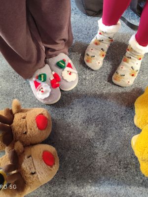 Kolorowe kapcie tego dnia kr&oacute;lowały wśr&oacute;d naszych uczni&oacute;w.