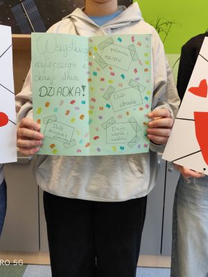 Kartki z życzeniami od uczni&oacute;w dla podopiecznych Domu Dziennego Pobytu w Zgierzu.