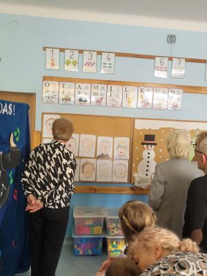 Szukanie swojego portretu przez dziadk&oacute;w.