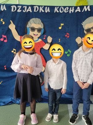 Zdjęcie dzieci przedstawiających przedstawienie 