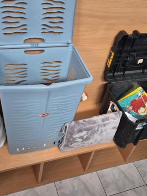 Torebka foliowa, kosza na pranie i walizka na narzędzia to sposób na dzień bez plecaka. Torebka foliowa, kosza na pranie i walizka na narzędzia to sposób na dzień bez plecaka.