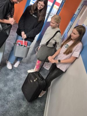 Walizka , wiaderko i torba to pomysł dziewcząt z klasy VI. Walizka , wiaderko i torba to pomysł dziewcząt z klasy VI.