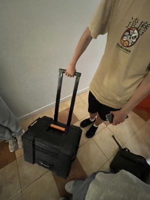 Skrzynka na narzędzia dużo pomieści książek i piórnik. Skrzynka na narzędzia dużo pomieści książek i piórnik.