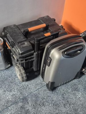 Walizka, torba i skrzynka na dzień bez plecaka. Walizka, torba i skrzynka na dzień bez plecaka.