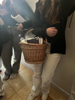 Koszyk wiklinowy był pomysłem , który dużo uczniów wybrało na dzień bez plecaka. Koszyk wiklinowy był pomysłem , który dużo uczniów wybrało na dzień bez plecaka.