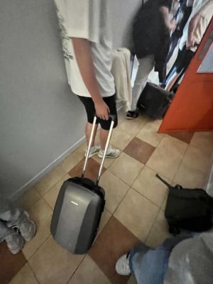 W walizce też dużo książek można przynieść. W walizce też dużo książek można przynieść.