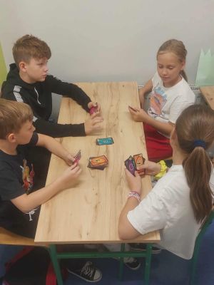 Grupa uczni&oacute;w klasy 4b podczas gry w UNO Flip