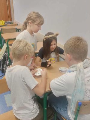 Grupa uczni&oacute;w klasy 4b podczas gry w Dubble 