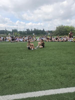 Taniec w wykonaniu dwóch uczennic. Taniec w wykonaniu dwóch uczennic.
